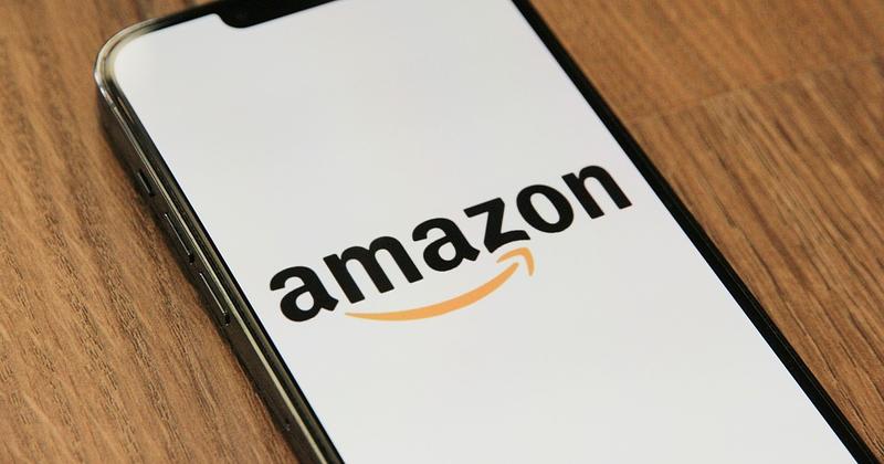 Amazon testuje prototyp asystenta AI noszonego na ciele