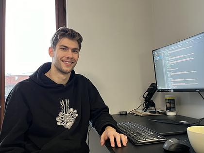 Z teatru do IT: historia przebranżowienia Full Stack Developera z Krakowa