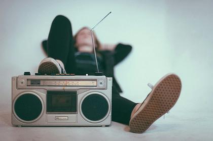 Eksperyment z AI-prowadzącymi na OFF Radio Kraków zakończył się wcześniej, niż planowano